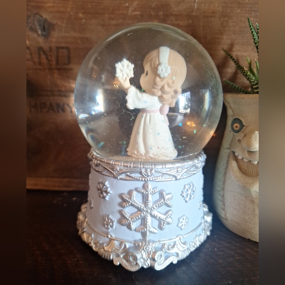 Precious Moments Angel W/Snowflake Glitter Snow Globe - Picture 2 of 7